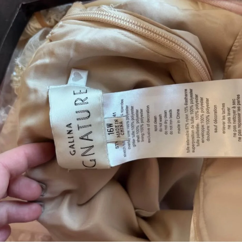 Exquisite Floral Lace Wedding Gown - Picture 7 of 8